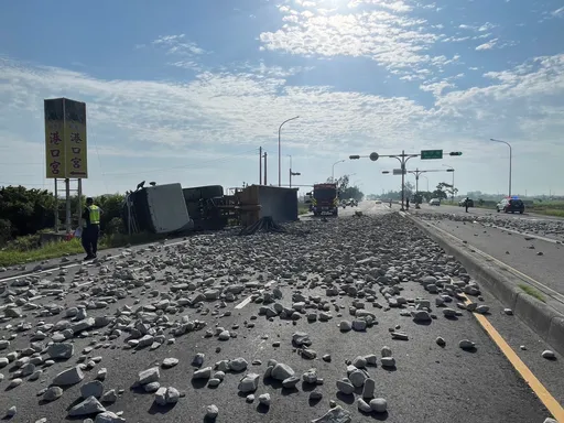 一地碎石！台82線嚴重車禍　砂石車撞休旅車釀4傷