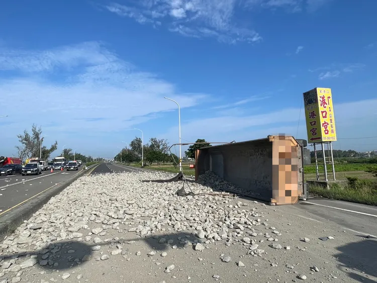 車禍現場一片狼藉，光是清理就費了一段時間。民眾提供