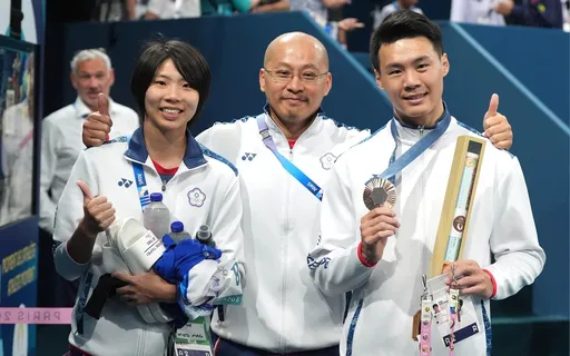 「亞洲貓王」恩師翁士航被爆碰胸、逼跪地　台師大學生會說話了