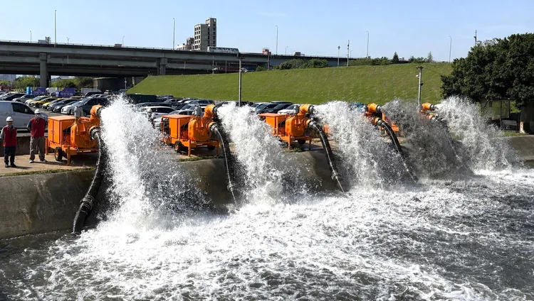 新北市移動式抽水機共有80台，可因應不同淹水事件使用，達到快速搶救災效果。水利局提供