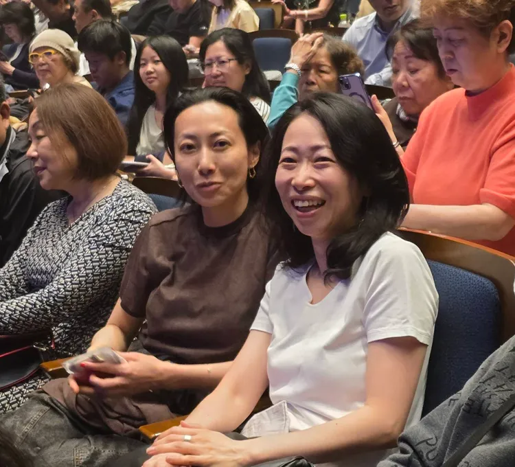 日本歌手一青窈（左）和一青妙姐妹來觀賞。印太戰略智庫提供