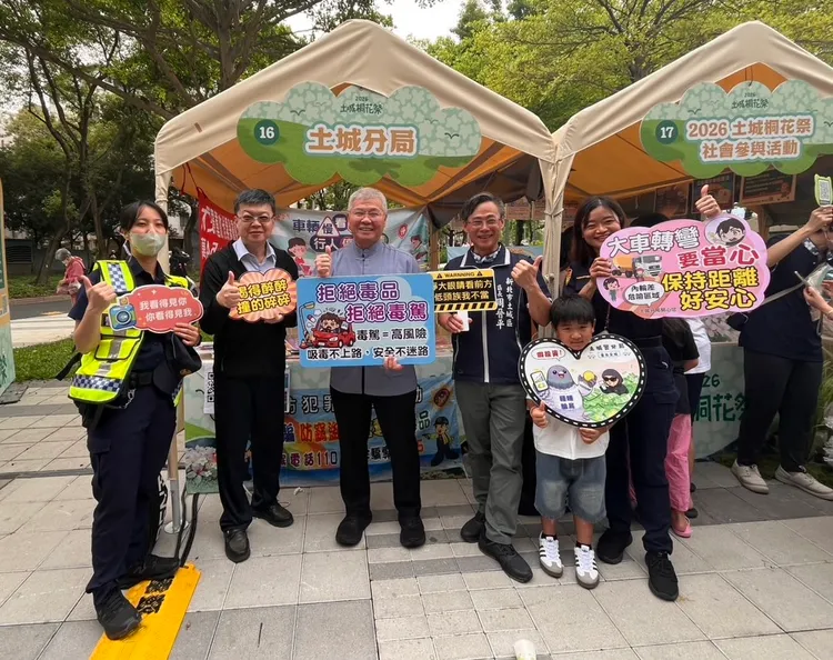 2026土城桐花季活動正式登場，人潮湧入看滿山遍野的「四月雪」。土城分局提供