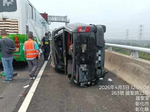 國道3車追撞！小貨車撞翻皮卡　再追撞遊覽車幸運無傷