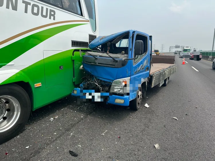 小貨車右側車頭撞上遊覽車，所幸駕駛沒事。民眾提供