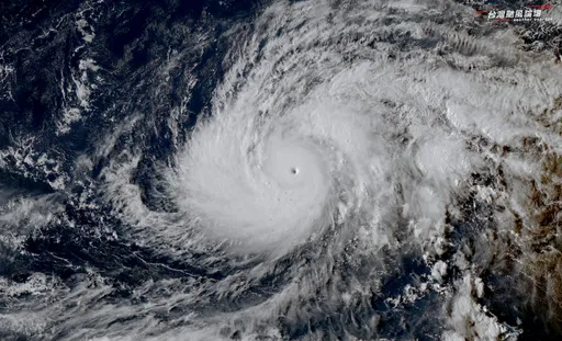辛樂克成「35年最強4月颱」　直逼巔峰戰風王！雲圖超震撼