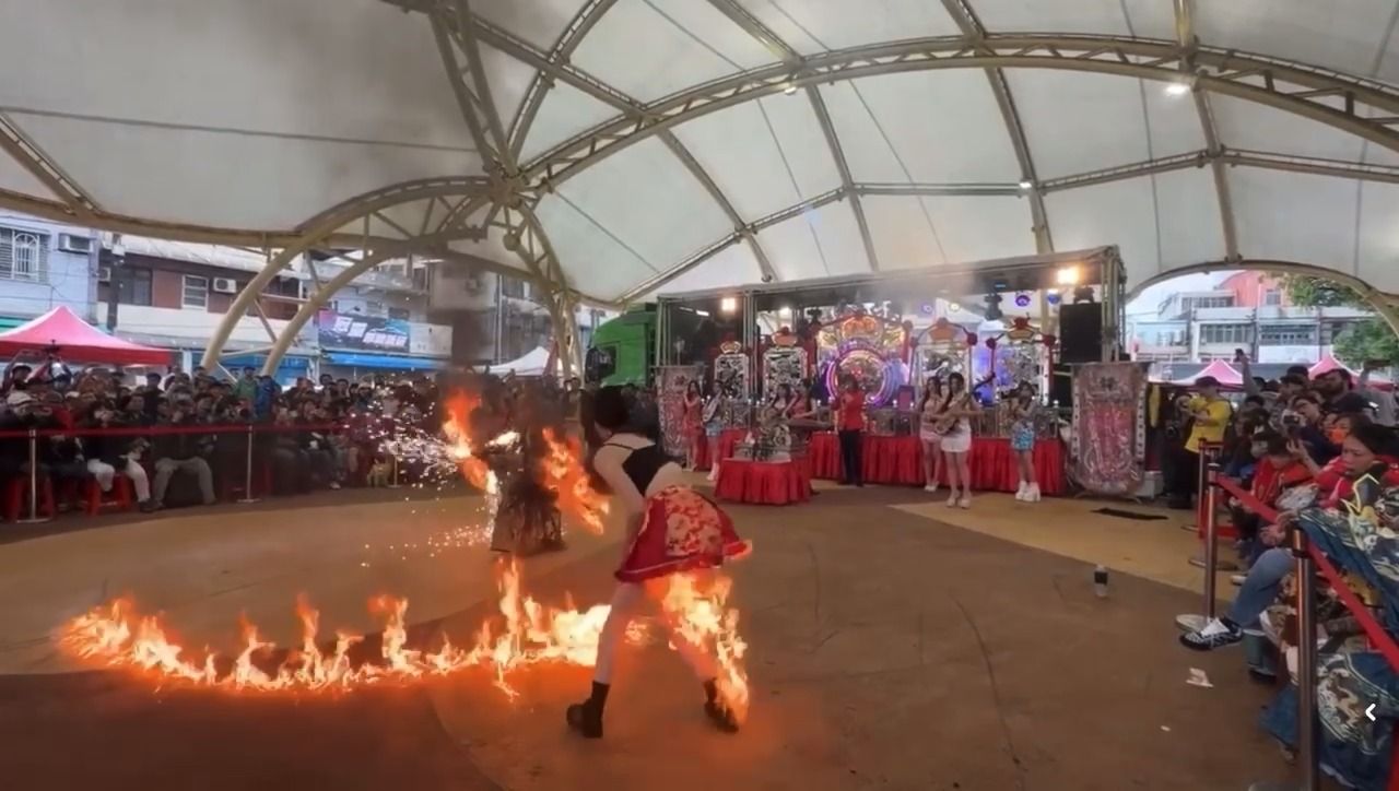 火舞出意外!女舞者下半身著火 百人圍觀無援手