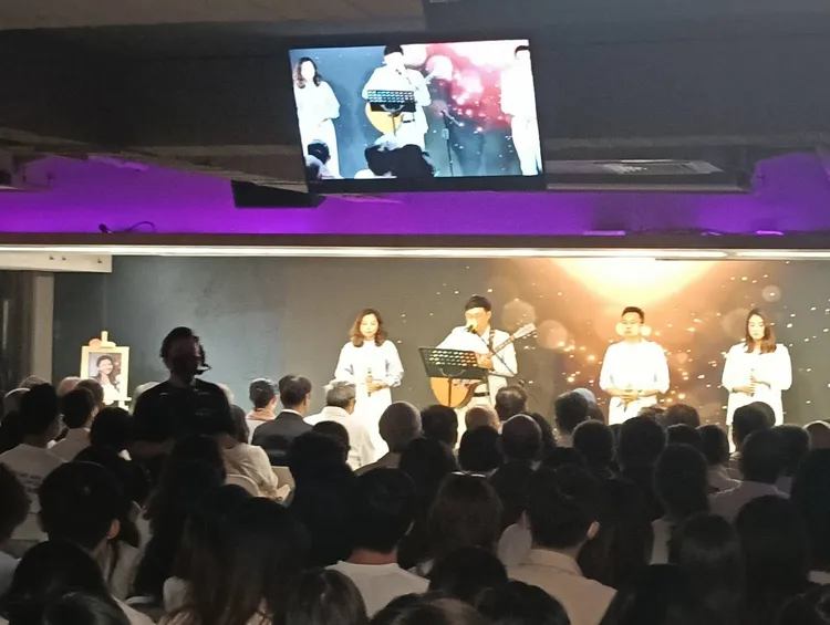 家人為巴女舉辦告別式。翻攝畫面