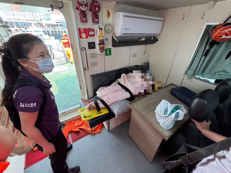 老婦人送往馬公港。翻攝畫面