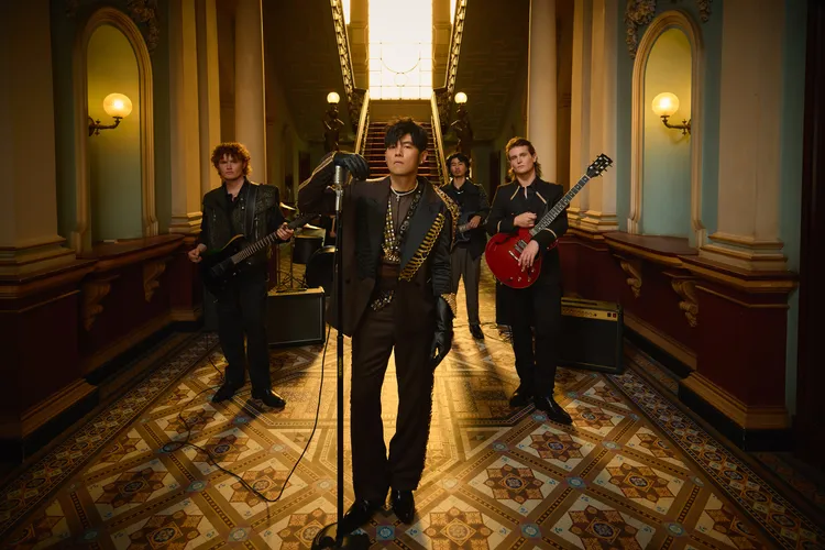 周杰倫以一身龐克紳士搖滾風服裝入鏡。杰威爾提供