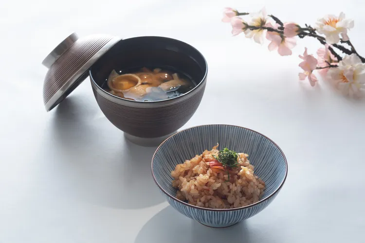 炊飯以柴魚高湯蒸煮吻仔魚與小蕃茄，風味清新自然。台北老爺酒店提供