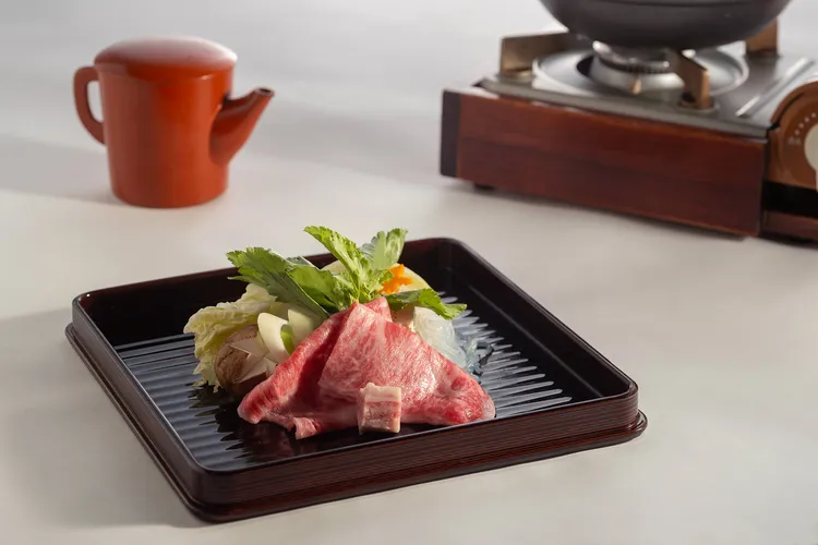 「大阪．關西美食祭」套餐中的「近江牛壽喜燒」選用日本三大和牛之一的滋賀縣A5頂級近江牛，以「先煎後調味」的關西料理手法呈現。台北老爺酒店提供