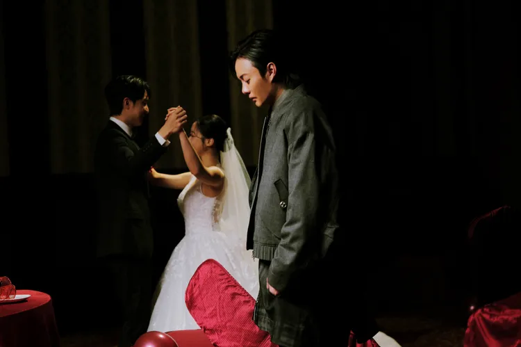 許富凱飆唱最撕心裂肺的男子漢情歌《講袂出喙的情話》。何樂音樂提供