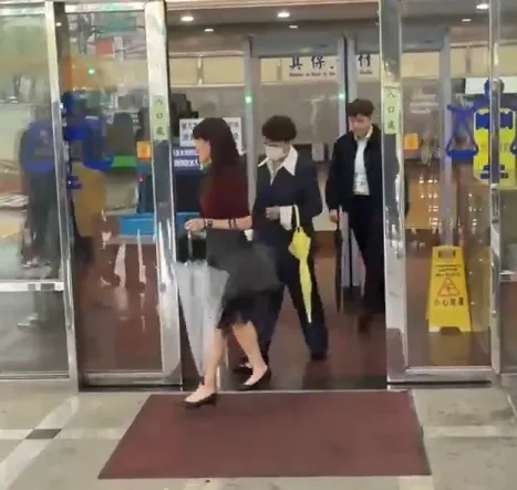 羅穎(中間黑衣者)被捲入徐春鶯詐貸案。讀者提供