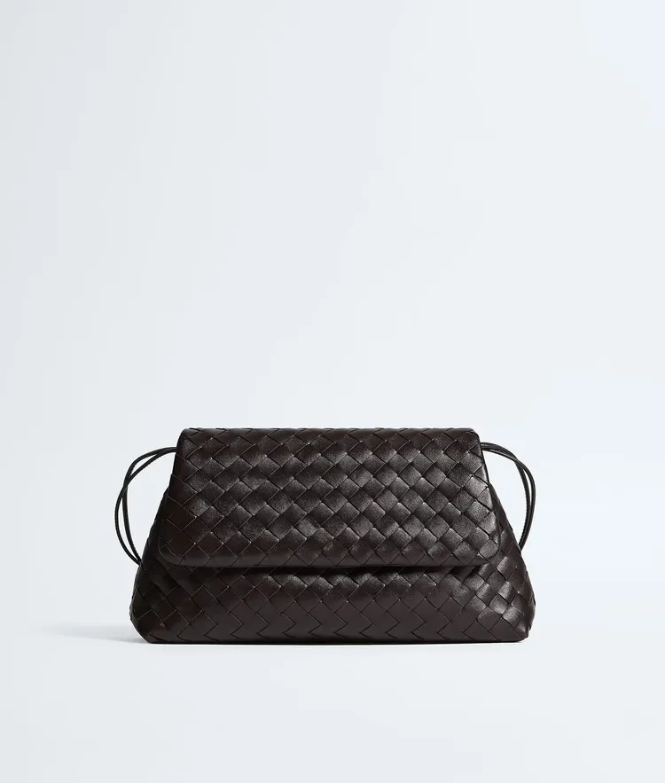 BOTTEGA VENETA GIORNO編織皮革抽繩斜背包(咖啡色)，11萬1300元。品牌提供
