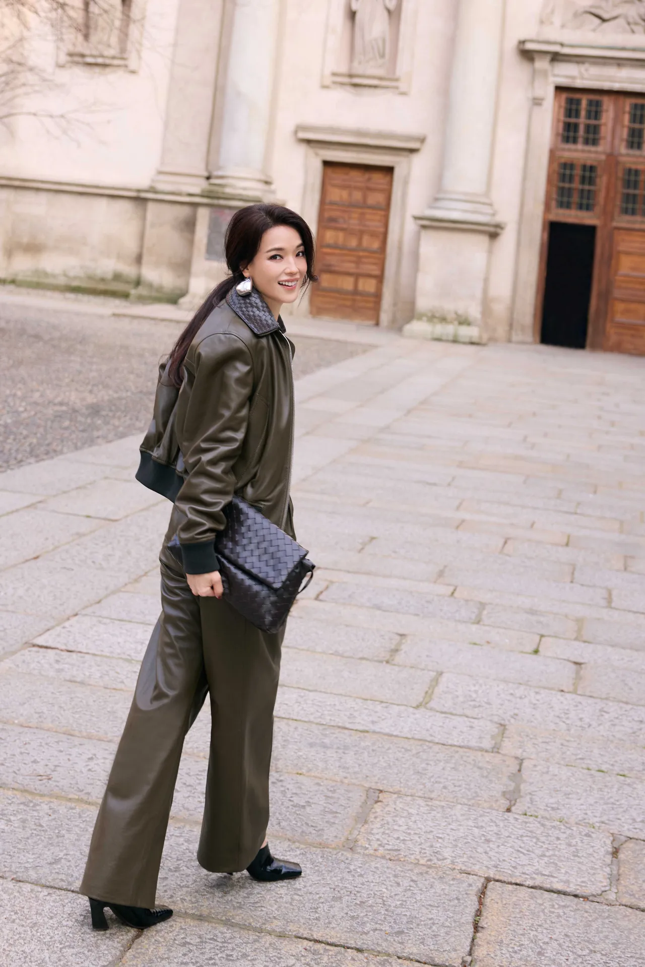 舒淇身穿BOTTEGA VENETA現身米蘭，率性演繹全新GIORNO系列包款。品牌提供
