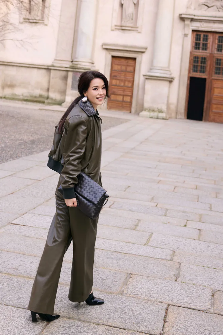 舒淇身穿BOTTEGA VENETA現身米蘭，率性演繹全新GIORNO系列包款。品牌提供
