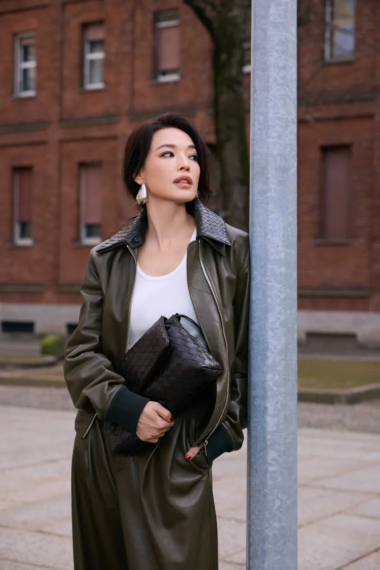 舒淇身穿BOTTEGA VENETA現身米蘭，率性演繹全新GIORNO系列包款。品牌提供
