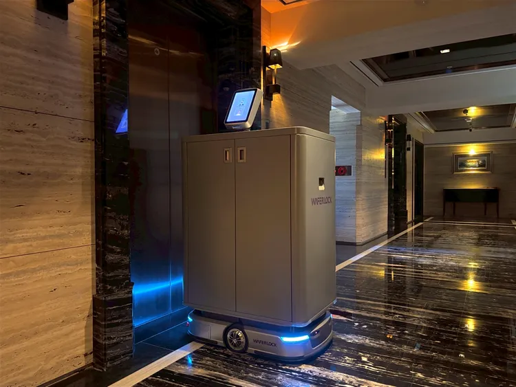 配送機器人可自行搭電梯，將包裹等郵件送到住戶門前。業者提供