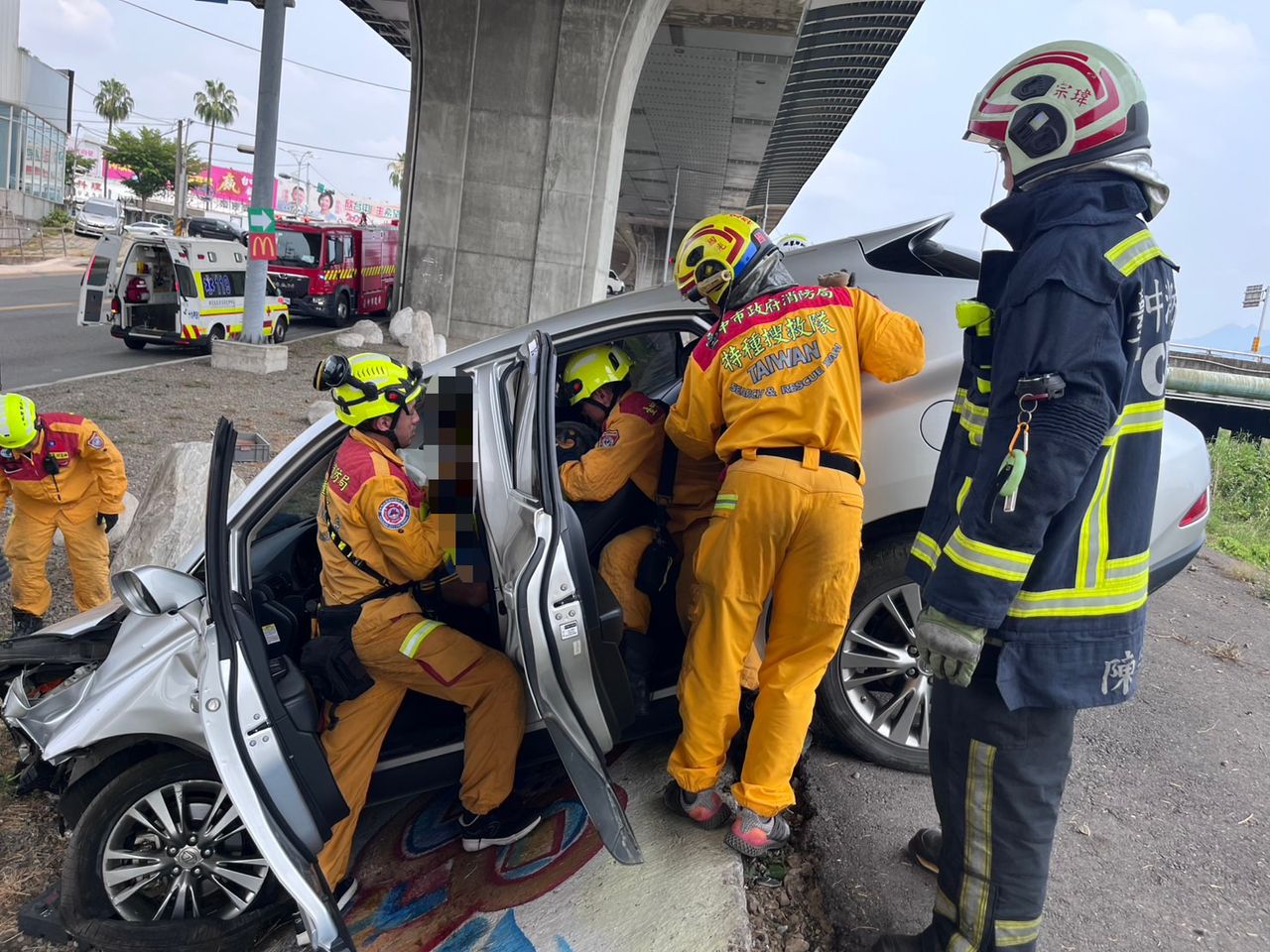 台中Lexus休旅車自撞安全島卡護岸 駕駛無生命跡象