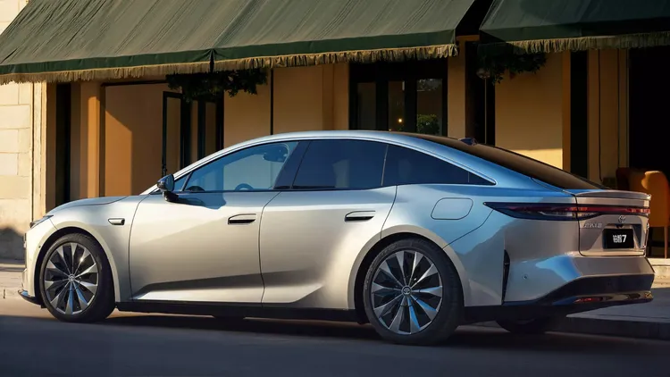 Toyota bZ7車長超過5米，定位中大型純電轎車，直接對標Tesla Model S與中國品牌競品。原廠照片