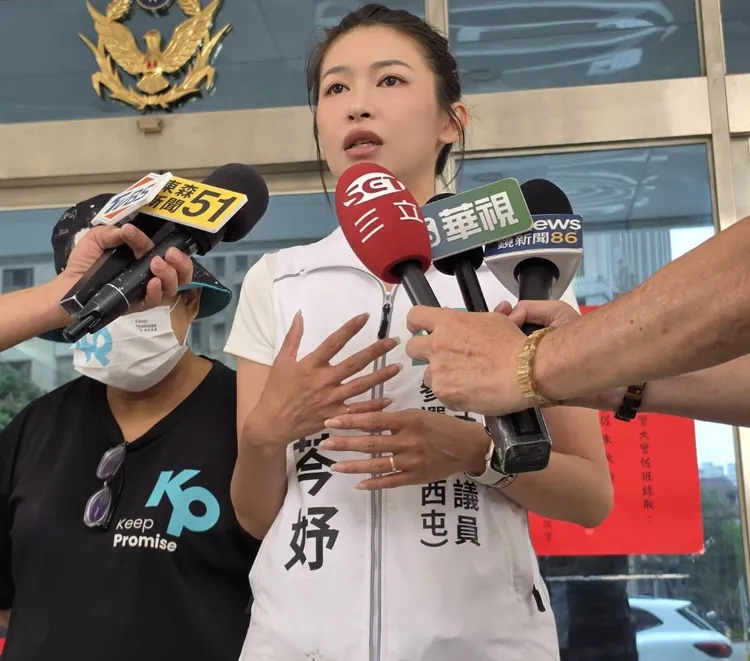 民眾黨台中市議員參選人劉芩妤今天到分局撤告，並拿著飲料慰勞員警。資料照