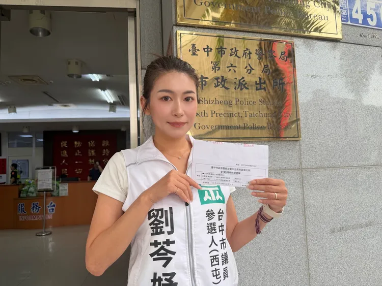 劉芩妤18日上午前往市警六分局報案時，分局長周俊銘就站在受理的櫃台後方，但他仍然選擇沈默。劉芩妤提供