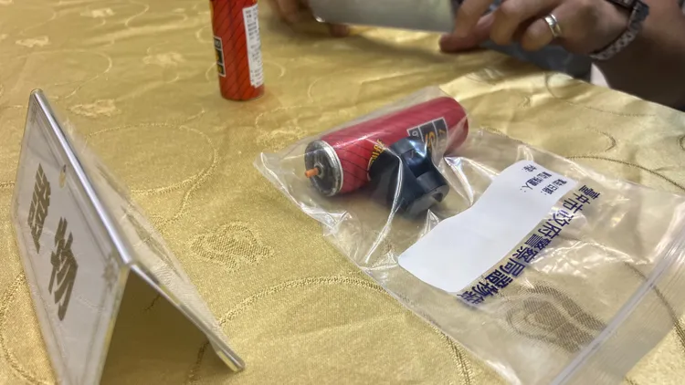 周俊銘「誤噴」的辣椒水，被警方列為證物。鮮明攝