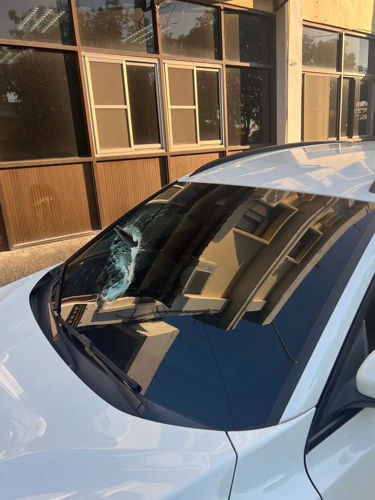 自小客在國道10號遭鐵條擊中。翻攝畫面