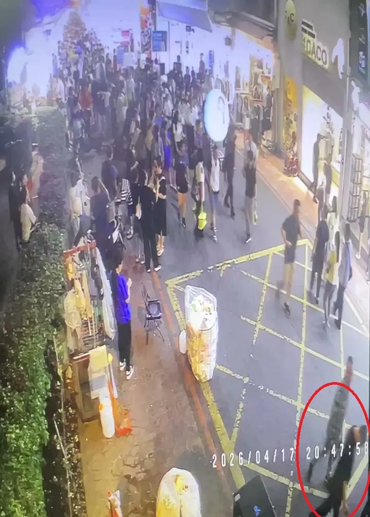 分局長周俊銘（紅圈處）「誤按」瓶蓋損壞的辣椒水，導致柯文哲人遭到辣椒水波及。警方提供