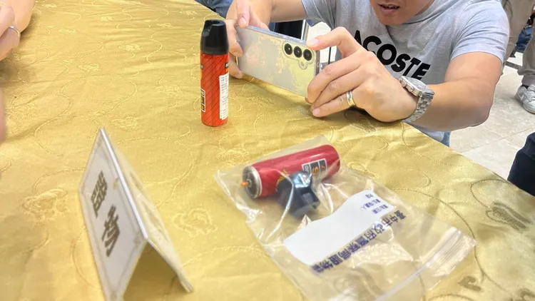 證物袋裝的就是周俊銘分局誤噴的辣椒水。鮮明攝