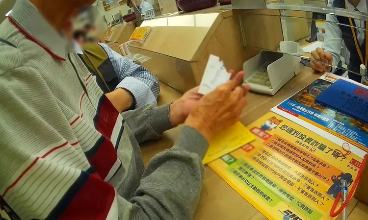 被勸阻一間領款後，陳男轉身去另間銀行要提款，再度遭到阻詐。翻攝畫面