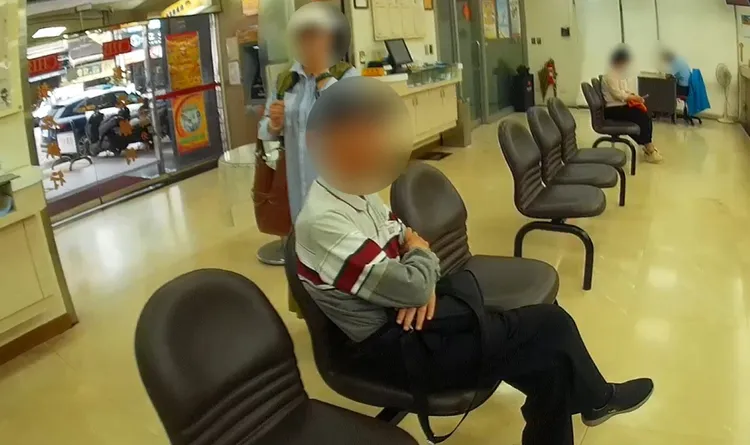 警方跟行員聯手關心陳男領款的用途，但陳男面對關切顯得煩躁。翻攝畫面