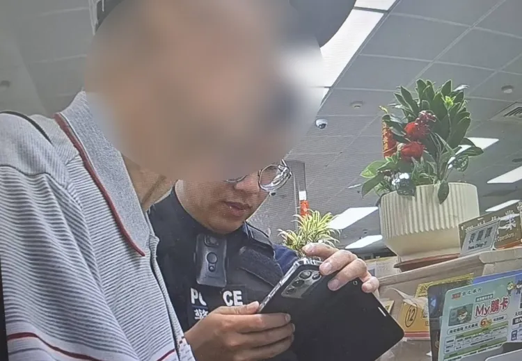 警方跟行員聯手關心陳男領款的用途。翻攝畫面