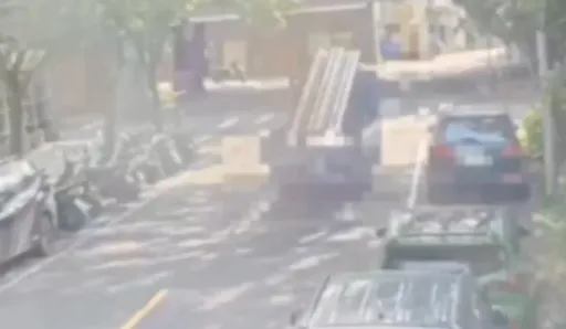 驚悚！南港小貨車開一半「輾過」路中倒臥男　過失致死罪嫌送辦