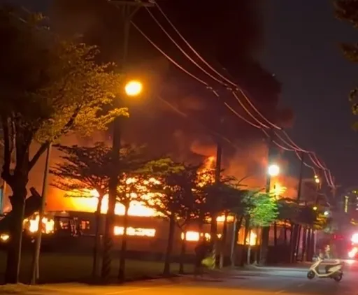 宜蘭五結驚傳火警！鐵皮工廠全面燃燒　現場畫面曝