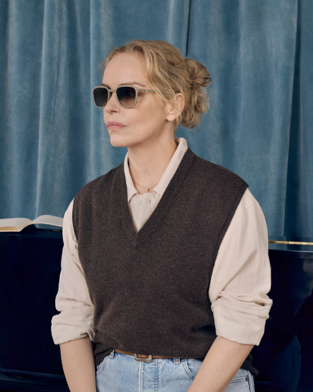 霧面卡其色調搭配漸層鏡片更時髦。品牌提供