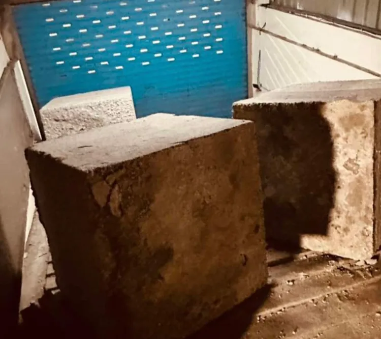 三重某社區停車場出入口被3塊巨石封死，原來是管委會與地主之間糾紛而波及到使用車主，警方已介入。翻攝自我是三重人臉書社團