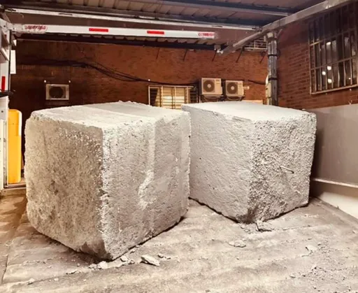 土地糾紛！三重社區停車場慘遭3巨石「封門」　住戶車全卡死提告