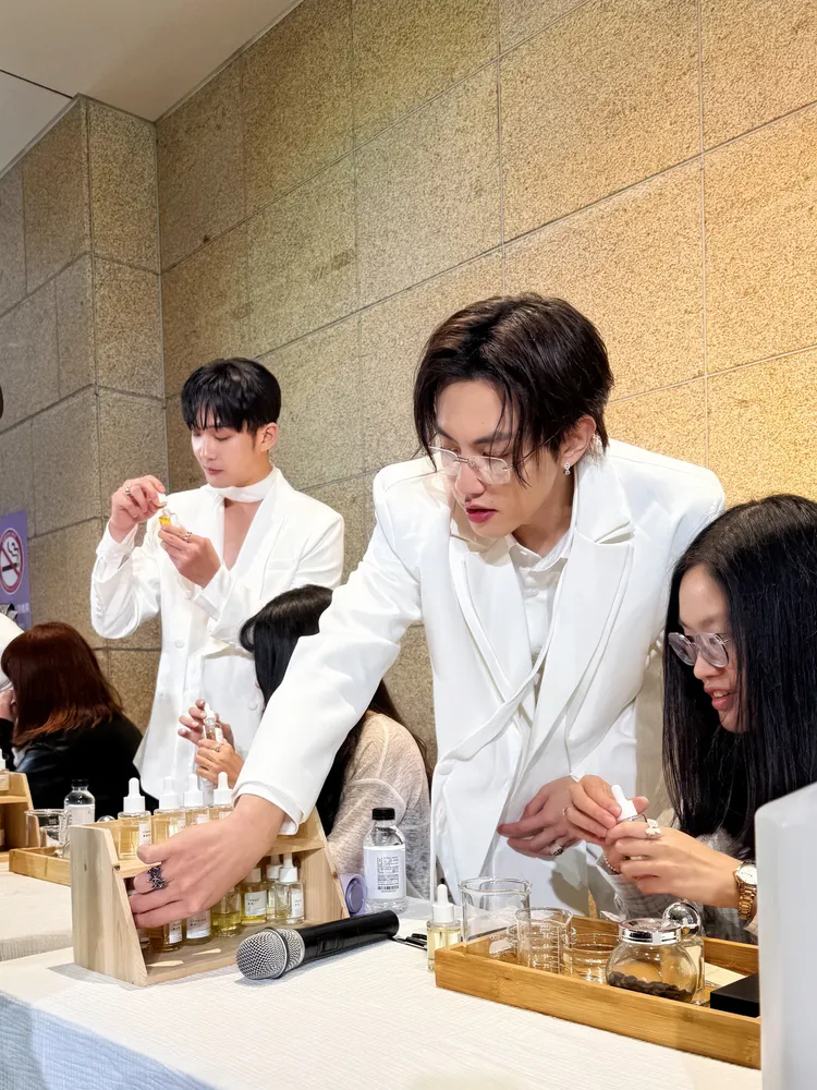 U:NUS成員們化身「香氛學教授」，親帶領粉絲體驗調香活動。Soothe時氛 提供