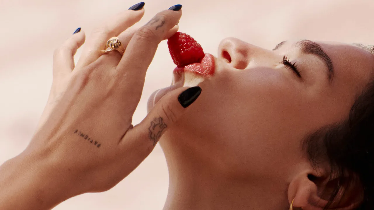 Dua Lipa拍攝自由不羈沁心之果香水廣告。品牌提供