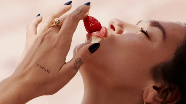 Dua Lipa拍攝自由不羈沁心之果香水廣告。品牌提供