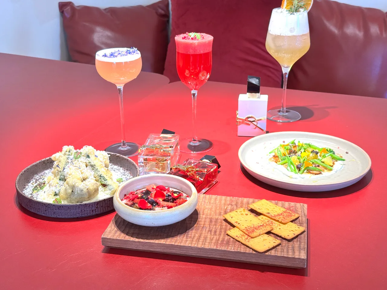 YSL與知名餐酒館「嵩SUNG」跨界合作，將香氛語彙轉化為三款限定調飲與佳餚。張家玲攝