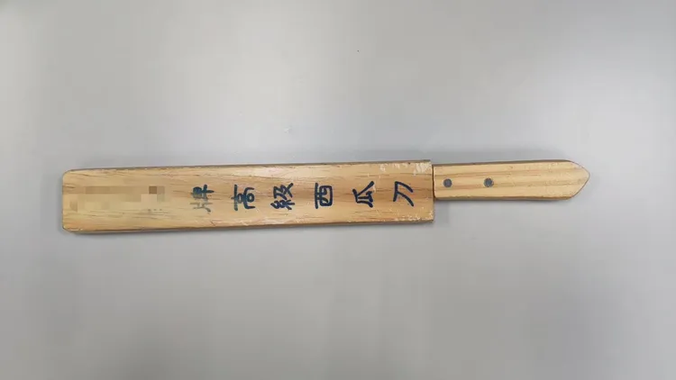 警方查扣劉嫌使用的凶器。翻攝畫面