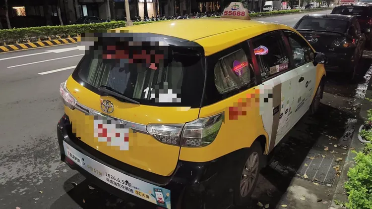 運將熄火下車鎖門，劉嫌一度慌張踢門，卻忘了可以自己從內解鎖。翻攝畫面