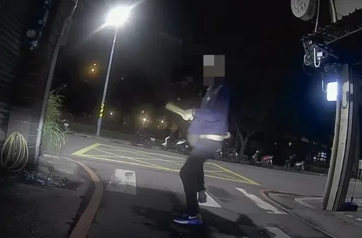 五股深夜驚傳持刀搶車！運將機警下車鎖門報警　歹徒慌逃10分鐘落網