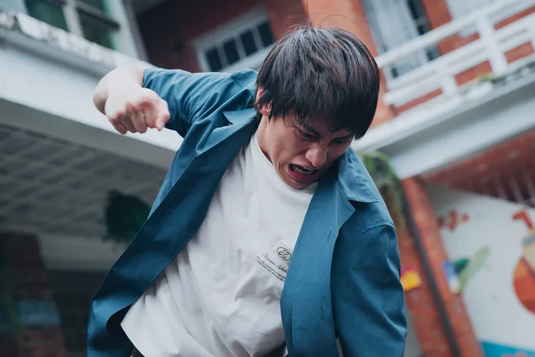 范少勳暴打嘶吼「惡魔」揭育幼院殘酷現況。冬候鳥電影、文策院提供