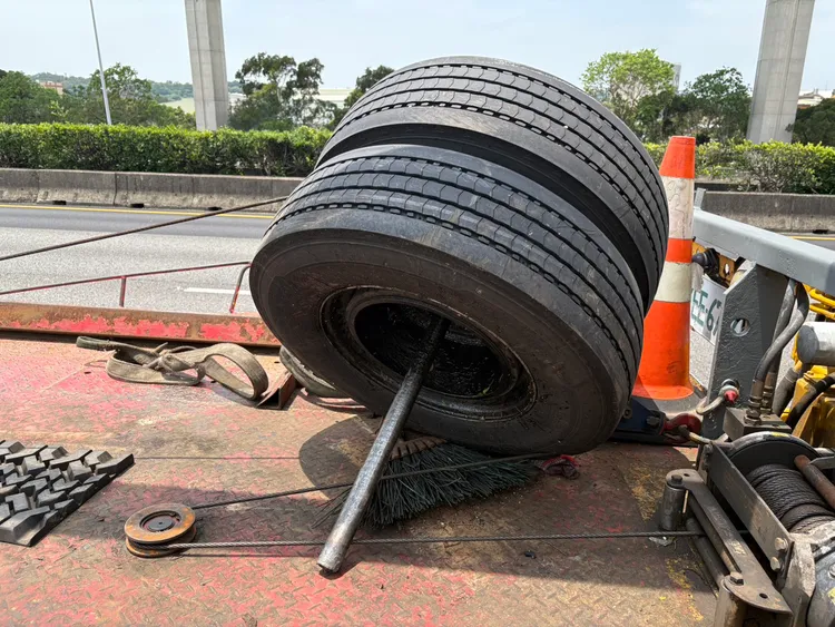 噴飛的輪胎。國道警方提供