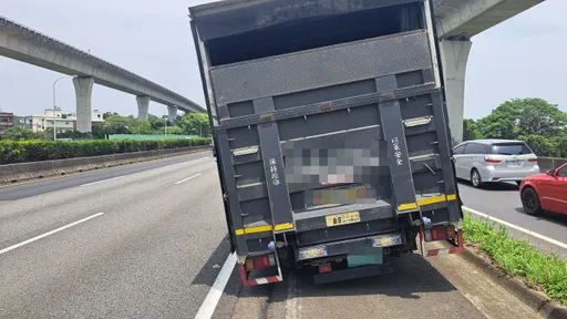 國道驚魂！大貨車輪胎脫落噴飛「撞分隔島回彈」 砸中小客車幸無傷亡