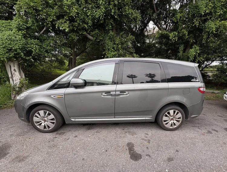 小客貨車被砸中。國道警方提供