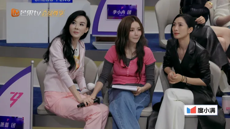 蕭薔（左起）和隊員安崎、陶昕然研究選歌。翻攝芒果TV